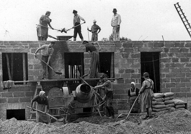 Der Wiederaufbau nach 1945 war nicht nur eine Sache der Baufirmen. Ganze Familien mit Nachbarn packten mit an.