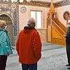 Imam Ömer Özdemir (rechts) zeigt die Moschee.