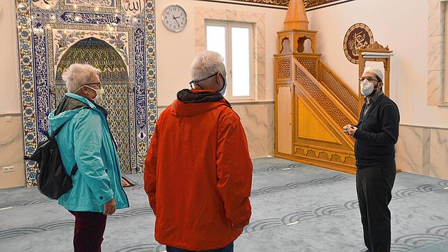 Imam Ömer Özdemir (rechts) zeigt die Moschee.