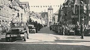 Eine Truppenparade zum französischen Nationalfeiertag am 14. Juli 1945 durch die Villinger Innenstadt. Fotos: Stadtarchiv