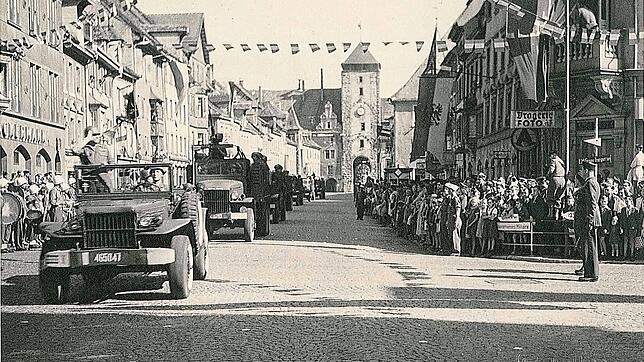 Eine Truppenparade zum französischen Nationalfeiertag am 14. Juli 1945 durch die Villinger Innenstadt. Fotos: Stadtarchiv