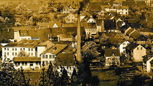 Blick vom Schlössle (Burg Werrach) auf die Papierfabrik um 1930.