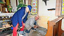 Sanierungsarbeiten an der Vöhrenbacher Friedhofskapelle führen derzeit Rudolf Dilger (rechts) und Bernd Bammert aus. Foto: Hartmut Ketterer