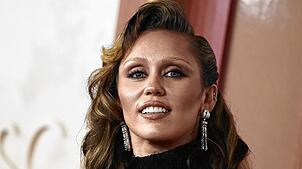 Miley Cyrus (32) ist eine US-amerikanische Sängerin und Schauspielerin. Ihren Durchbruch hatte sie 2006 mit der TV-Serie „Hannah ...