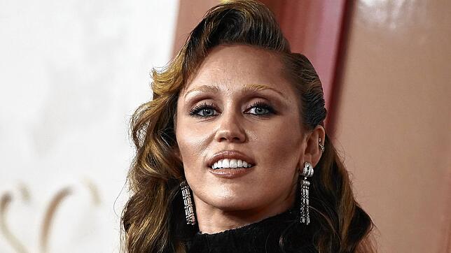Miley Cyrus (32) ist eine US-amerikanische Sängerin und Schauspielerin. Ihren Durchbruch hatte sie 2006 mit der TV-Serie „Hannah ...