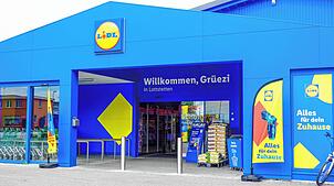 „Willkommen, Güezi“: Schweizer werden direkt mit angesprochen. Direkt an der Grenze in Lottstetten befindet sich die erste ...