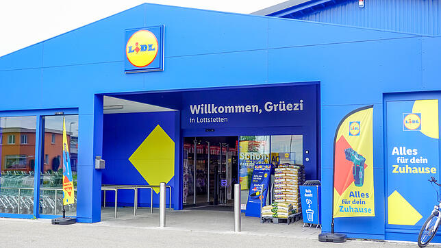 „Willkommen, Güezi“: Schweizer werden direkt mit angesprochen. Direkt an der Grenze in Lottstetten befindet sich die erste ...