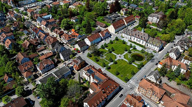 Blick auf den Ortskern von Königsfeld. Wie kann im Zentrum mehr Verkehrsberuhigung und ausreichend Platz für Fuß- und Radverkehr sowie ...