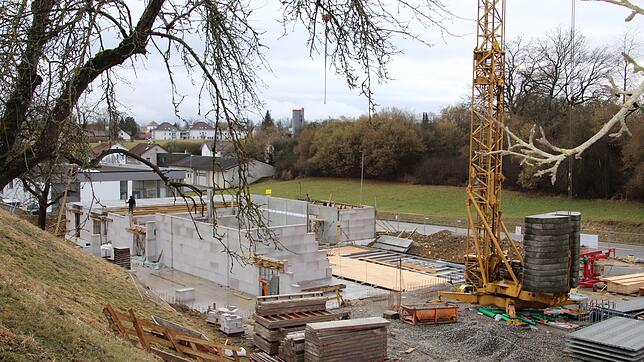 Deutliche Fortschritte sind inzwischen auf der Baustelle des Krematoriums unterhalb des Meßkircher Friedhofs zu erkennen.