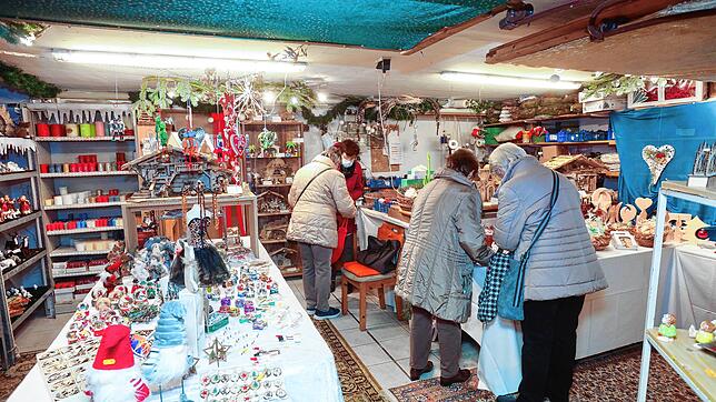 Gisela Schroff, Helga Knopp und Renate Minge beim Bummel durch den Markt in der Garage.