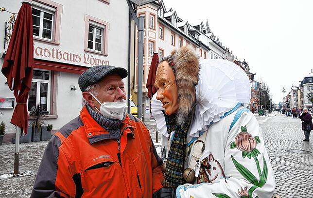 Strählende Narro mit Opfer