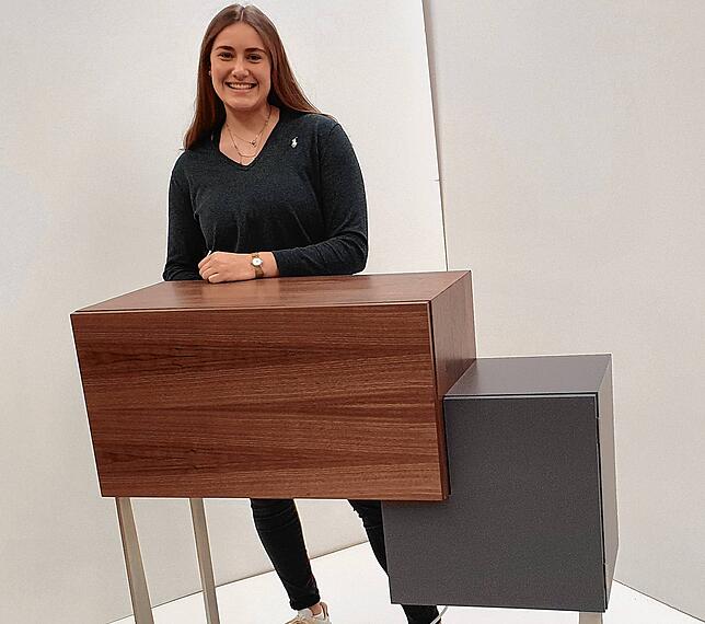 Chiara Hummel zeigt freudig ihre Arbeit.