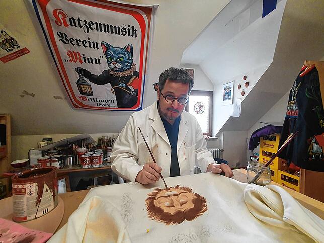 Im Atelier und mit Malerkittel: Dominik Schaaf.