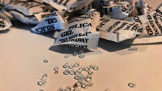 Kleine durchsichtige Kügelchen befinden sich in den Papiertütchen mit der Aufschrift &bdquo;Silica gel&ldquo;.