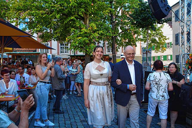 Jürgen Dietrich, Direktor des Staatsweinguts, führt Angela Staneker zur Krönung auf die Bühne