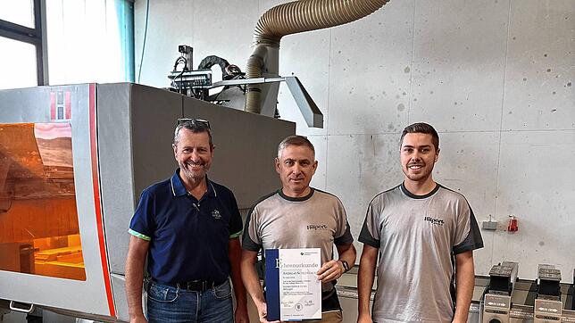 Seine 25-jährige Betriebszugehörigkeit feiert Andreas Schlothauer bei der Schreinerei Hilpert in Weilheim. Von links: Johannes Hilpert, ...