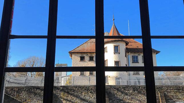 Die Villinger Justizvollzugsanstalt, fotografiert aus dem Amtsgerichtsgebäude. Für die Gefangenen wird versucht, den Alltag zu ...