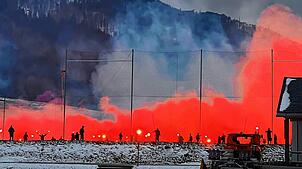 Flammendes Inferno: Dieses Bild – aufgenommen von einem Augenzeugen – bot sich Michael Baur, dem Vorsitzenden des FC Bernau am frühen ...