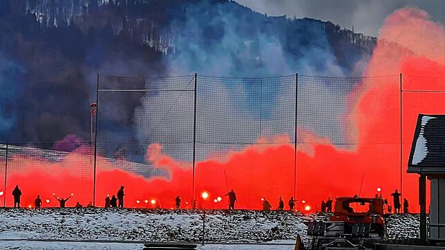 Flammendes Inferno: Dieses Bild – aufgenommen von einem Augenzeugen – bot sich Michael Baur, dem Vorsitzenden des FC Bernau am frühen ...