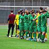 Der der TSV Aach-Linz (grüne Trikots) sichert sich einen Punkt im Linzgau-Derby gegen den SV Denkingen.