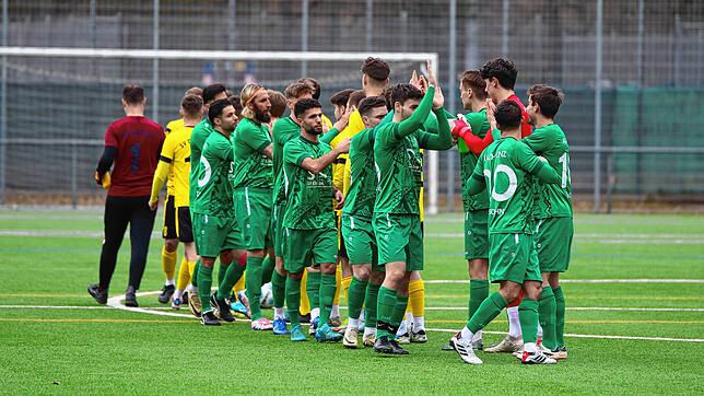 Der der TSV Aach-Linz (grüne Trikots) sichert sich einen Punkt im Linzgau-Derby gegen den SV Denkingen.