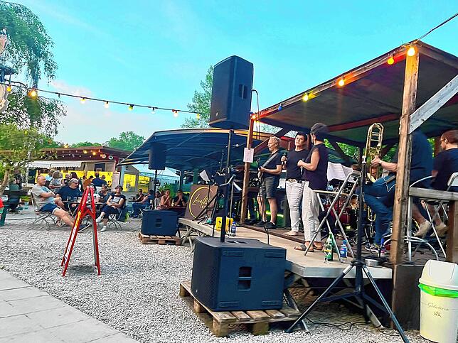 Bild 16: Zurück beim Publikum: Die Bregi House Band liefert ein fulminantes Comeback im Park