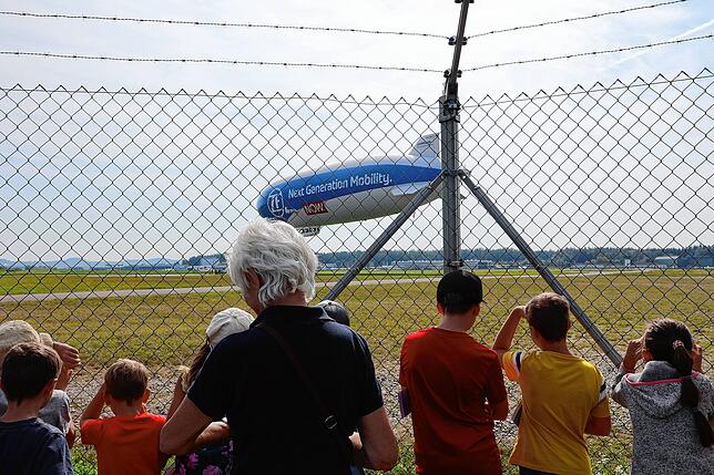 Zum Abschluss kann die Gruppe noch die Landung des zweiten Zeppelin NT verfolgen.