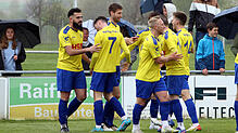 Mark Burgenmeister (Dritte von links) freut sich mit seinen Teamkollegen der SpVgg F.A.L. über sein Tor zum 1:0 gegen den FC Überlingen.