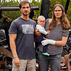 Jonas Oßwald und seine Schwester Aline Widmann, die ihren zehn Monate alten Sohn Gabriel auf dem Arm hat, vor den Trümmern der Scheune ...