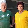 Udo Engelhardt (links), Vorsitzender der Tafeln im Kreis Konstanz, und Hildegard Gallenschütz, Leiterin der Tafel Radolfzell, vor dem ...