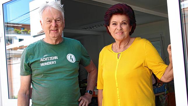 Udo Engelhardt (links), Vorsitzender der Tafeln im Kreis Konstanz, und Hildegard Gallenschütz, Leiterin der Tafel Radolfzell, vor dem ...