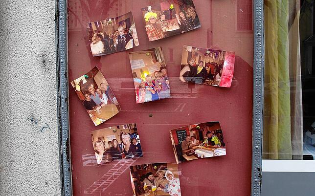 Fotos im Schaukasten erinnern an schöne Abende.