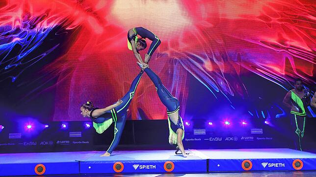 Bild 1: Spektakuläre Auftritte &ndash; Fotos der sportlichen Akteure bei der Turngala in der Schänzlehalle
