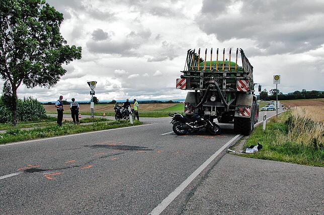 Beim Motorradunfall zwischen Döggingen und Bräunlingen verkeilte sich das Zweirad unter einem Anhänger.