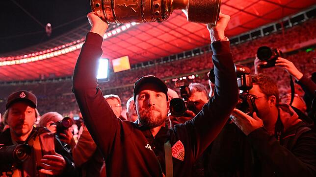 VfB-Trainer Sebastian Hoeneß wäre mit dem It-Piece DFB-Pokal sicherlich eine Erscheinung an der berüchtigten Tür des Berliner Clubs ...