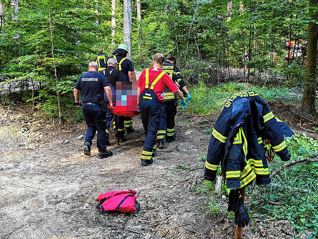 Die Mountainbikerin wurde nach der Stabilisierung mit der Schleifkorbtrage zum Rettungswagen an den Waldweg getragen.