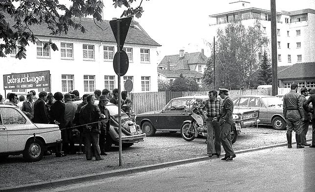 An der Ecke Freiheitstraße und Alpenstraße schossen die Terroristen die beiden Polizeibeamten nieder, einer wurde sehr schwer, der ...