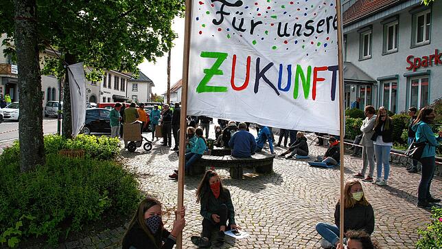 Stiller Protest gegen die Impfpflicht auf dem Görwihler Marktplatz.