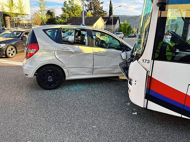 Ein Auto und ein Linienbus sind am Freitag in Wettingen zusammengestoßen. Dabei wurden zwei Fahrgäste verletzt.