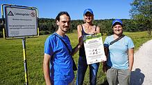 Im Jahr 2009 wurde der Bettenberg gesperrt. Flora und Fauna konnten sich gut entwickeln: (von links) Lorenz Mattes, Rahel Schulz und ...