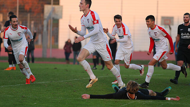 Felix Heuel (links) hat soeben das 3:2 für Tabellenführer SC Gottmadingen-Bietingen erzielt. Der FC Anadolu Radolfzell (Ivan Ilak am ...