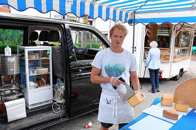 Felix Marek hilft seinem Onkel am Käsestand. Der Käse auf dem Tisch wechselt immer wieder mit den Käsestücken im Kühlschrank.