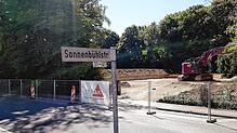 Der Baugrund ist ausgehoben, die Schilder sind aufgestellt: An der Sonnenbühlstraße baut die WOBAK eine Anschlussunterkunft für Geflüchtete.