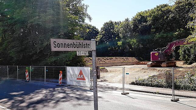 Der Baugrund ist ausgehoben, die Schilder sind aufgestellt: An der Sonnenbühlstraße baut die WOBAK eine Anschlussunterkunft für Geflüchtete.
