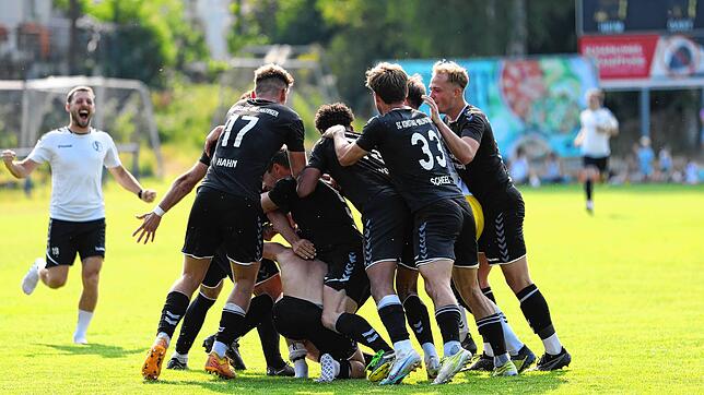 Riesenjubel: Der SC Konstanz-Wollmatingen besiegt den VfB Bühl mit 3:1 und steht kurz vor dem Aufstieg in die Verbandsliga Süd.