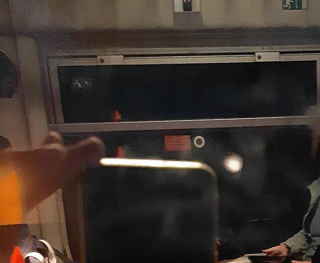 Eine der Beschädigungen am Zugfenster: Hier von innen fotografiert und aufgrund der Spiegelung leider nur schwer zu erkennen.