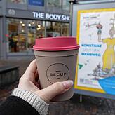 Auch außerhalb von Café und Restaurant weist die Stadt Konstanz auf die Verpackungssteuer hin, die seit dem ersten Januar gilt. An ...