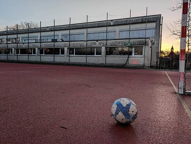 Der Bolzplatz der Schule. Hier soll der Mann an die Kinder herangetreten sein. Eine Lehrerin hat den Vorgang der Polizei gemeldet.