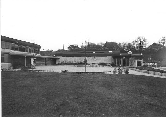 Der Außenbereich der Eigeltinger Schule mit Krebsbachhalle im Hintergrund links 1979 und rechts 2019: Schule und Halle bilden auch heute ...