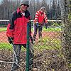 Kontrollierter Großeinsatz beim SV 08 Laufenburg: Helga und Bruno Ebner kämpfen sich durch das wilde Gestrüpp in Richtung Geländeumzäunung.